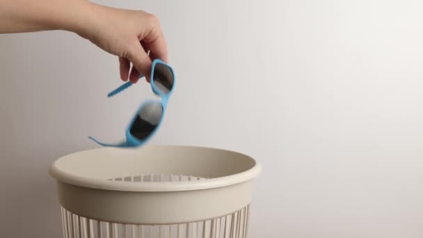 リサイクルや廃棄のためにゴミの中にサングラスが投げられます — ストック動画