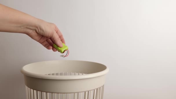 リサイクルと廃棄のためにゴミの中に電池を投げる — ストック動画