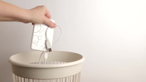 Sabit Disk Imha Geri Dönüşüm Için Bir Çöp Sahasına Atılıyor — Stok video