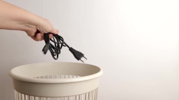 Napájecí Kabel Ukládán Skládku Pro Recyklaci Likvidaci — Stock video