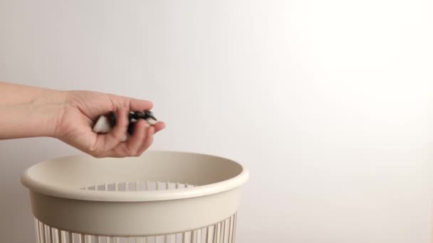 Κομμάτια Σκακιού Πιόνια Πετιούνται Στα Σκουπίδια Για Ανακύκλωση Και Διάθεση — Αρχείο Βίντεο