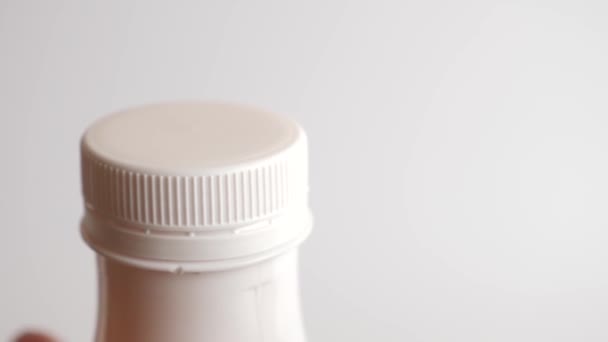 Skruva Locket Yoghurtflaskan Friska Livsmedel Mjölkprodukter — Stockvideo
