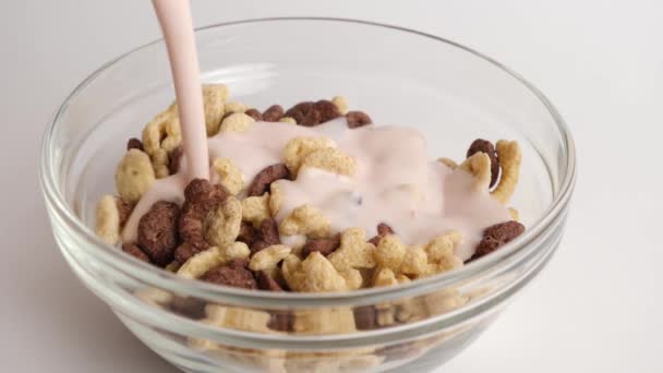 酸奶被倒入一个白色背景的透明的格拉诺拉碗中 健康食品 婴儿食品 — 图库视频影像