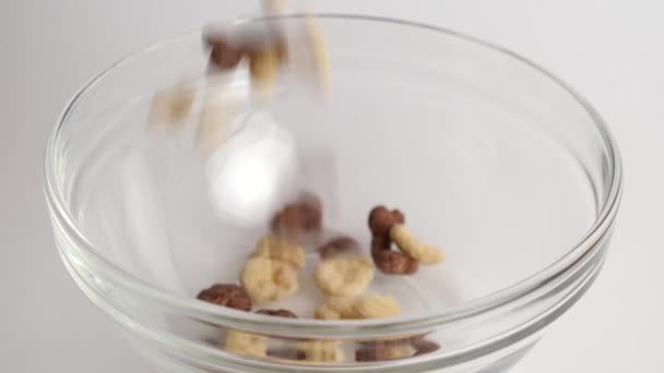 Granola Viene Versato Una Ciotola Trasparente Fondo Bianco Cibo Sano — Video Stock