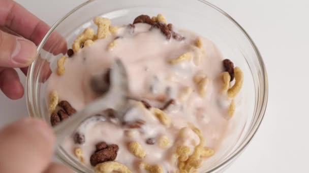 在白色背景的透明碗里 把麦片和酸奶混合在一起 健康食品 婴儿食品 — 图库视频影像