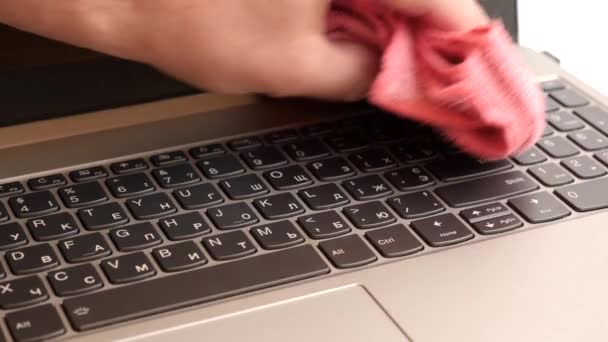 Seorang Pria Membersihkan Papan Ketik Laptop Dengan Kuas Konsep Perawatan — Stok Video