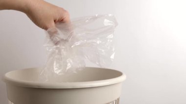Plastik poşet geri dönüşüm ve imha için kullanılıyor.