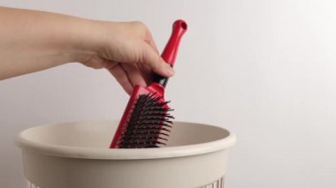 Saç fırçası çöp öğütme ve geri dönüşüm için atılır.
