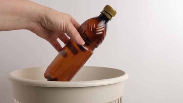 Una Botella Plástico Vacía Tira Vertedero Para Eliminación Reciclaje — Vídeos de Stock
