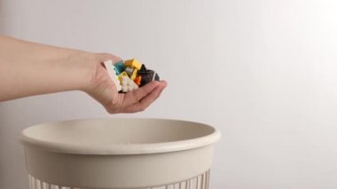 Plastik üreticisi imha ve geri dönüşüm için atılıyor.