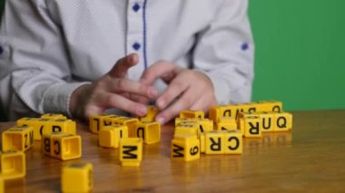 Şirin çocuk küplerden sözcükler ve ifadeler yapıyor..