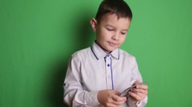 Şirin çocuk dolarları saymaktan mutlu..