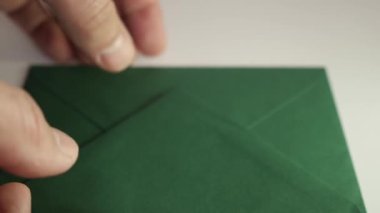 Yeşil bir zarfın içinde dolar banknotları. Rüşvet teklifi.