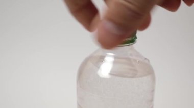 Plastik su şişesinin kapağını aç..