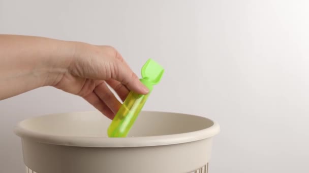 Πλαστικό Παιχνίδι Πετιέται Για Ανακύκλωση Και Διάθεση — Αρχείο Βίντεο