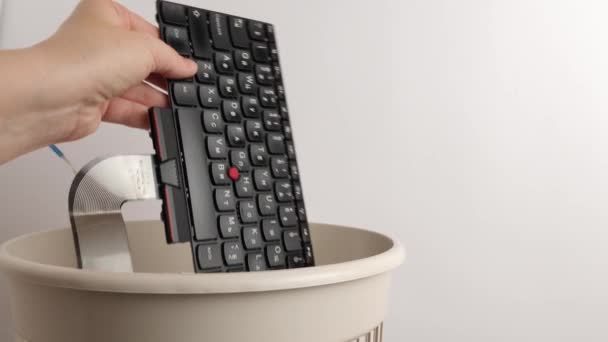 Keyboard Thrown Away Recycling Disposal — Vídeo de stock