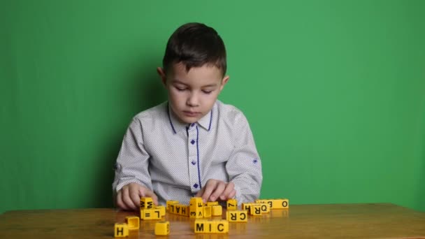 Leuke Jongen Maakt Woorden Uitdrukkingen Van Kubussen — Stockvideo