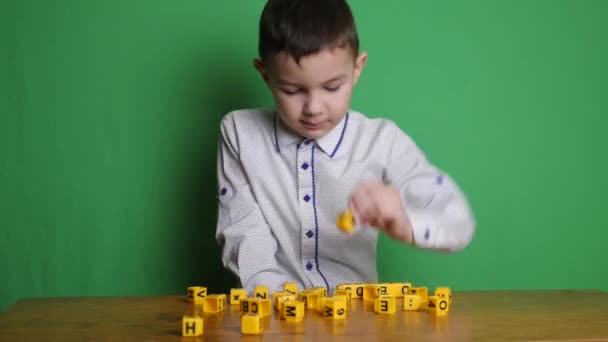 Leuke Jongen Maakt Woorden Uitdrukkingen Van Kubussen — Stockvideo