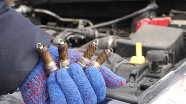 Master Replaces Old Spark Plugs Car Car Service — Stockvideo