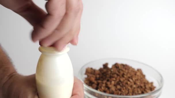 Aprire Bottiglia Yogurt Svitando Coperchio Cibo Sano — Video Stock