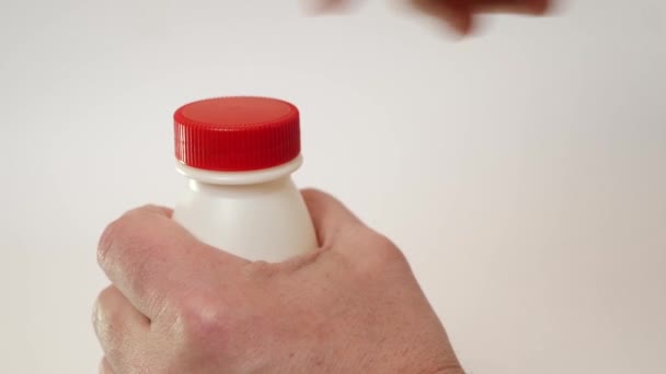 Öppna Yoghurtflaskan Genom Att Skruva Locket Och Slita Filmen Hälsosam — Stockvideo