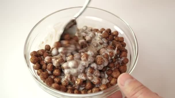 在白色背景的透明碗里 把麦片和酸奶混合在一起 健康食品 — 图库视频影像