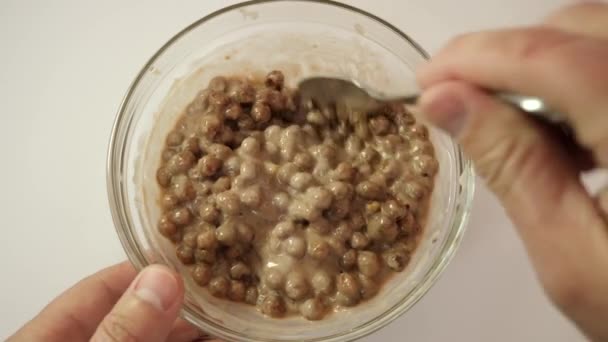 Campuran Granola Dengan Yogurt Dalam Mangkuk Transparan Pada Latar Belakang — Stok Video