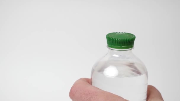 Den Deckel Der Plastikflasche Mit Mineralwasser Abschrauben — Stockvideo