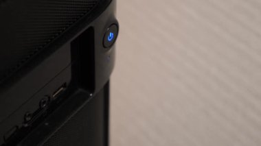 Adam USB ile kabloyu bilgisayara bağlıyor. Bilgi aktarımı ve depolama teknolojileri.