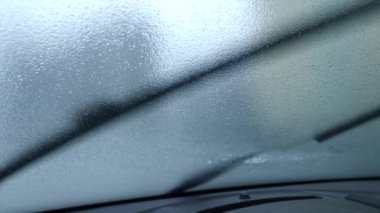 Donmuş, buzlu araba ön camı. Kışın ve kötü hava koşullarında araba kullanılıyor. Arabadan ateş etmek..