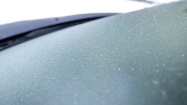 Donmuş, buzlu araba ön camı. Kışın ve kötü hava koşullarında araba kullanılıyor. Arabanın dışından ateş ediliyor..