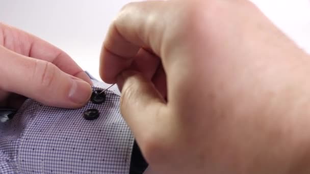 Άνθρωπος Ράβει Χέρι Ένα Κουμπί Στο Μανίκι Του Πουκαμίσου Του — Αρχείο Βίντεο