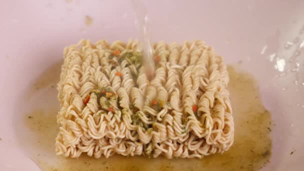 Cooking Instant Noodles Pour Boiling Water Vermicelli Concept Fast Food — стоковое видео
