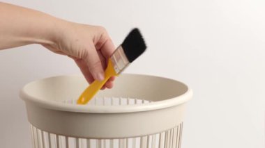 Fırça imha ve geri dönüşüm için bir çöp sahasına atılıyor.