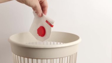 Koruyucu maske imha ve geri dönüşüm için bir çöp sahasına atılıyor.