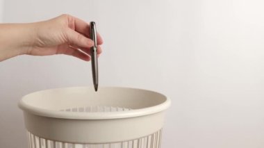 Tükenmez kalem geri dönüşüm ve imha için bir çöp sahasına atılıyor.
