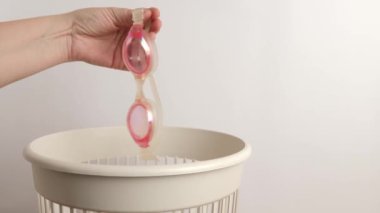 Yüzme gözlükleri geri dönüşüm ve imha için atılır.