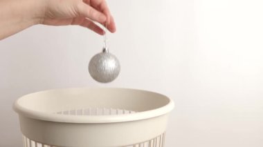 Noel ağacı güzelliği çöp öğütme ve geri dönüşüm için bir çöp sahasına atılır.
