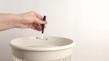 Tıraş makinesi geri dönüştürülüp imha edilmeli.