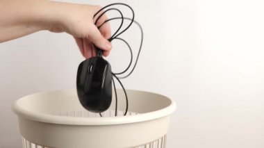 Bilgisayar faresi geri dönüşüm ve imha için atılır.