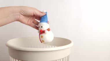 Noel ağacı güzelliği çöp öğütme ve geri dönüşüm için bir çöp sahasına atılır.