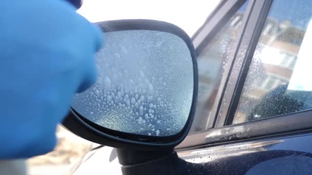Ένας Άντρας Καθαρίζει Τους Καθρέφτες Του Αυτοκινήτου Απορρυπαντικό Και Κουρέλι — Αρχείο Βίντεο