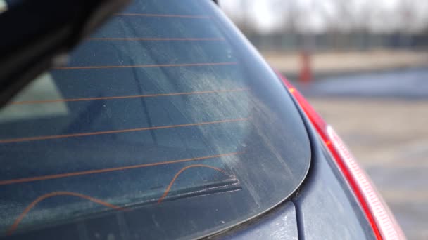 那个人用洗涤剂和抹布擦洗车窗 车辆清洗概念 — 图库视频影像