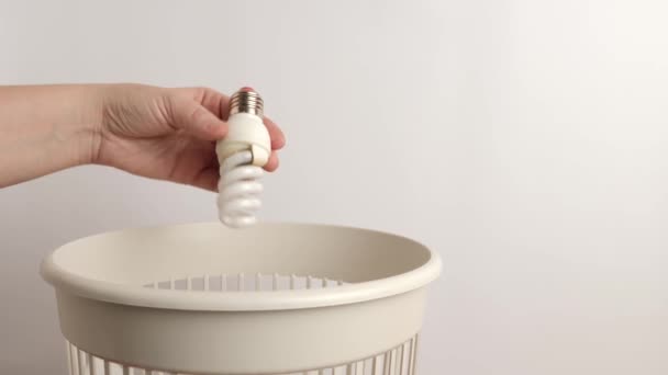 Energeticky Úsporná Lampa Likvidována Pro Recyklaci Likvidaci — Stock video