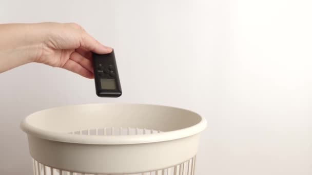 Die Fernbedienung Wird Auf Einer Mülldeponie Entsorgt Und Recycelt — Stockvideo