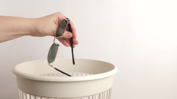 Las Gafas Sol Tiran Basura Para Reciclaje Eliminación — Vídeo de stock