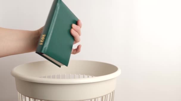 Zakelijk Dagboek 2021 Wordt Weggegooid Voor Recycling Verwijdering — Stockvideo