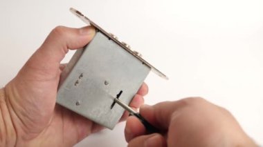 Büyük metal bir kilit bir anahtarla kapanır ve açılır..