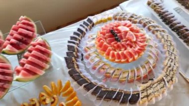 Kurabiyeler, pastalar, kremler ve çeşitli meyvelerle dolu tatlı büfe masası. Açık büfe masa tasarımı.