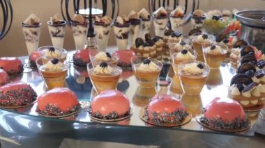 Kurabiye, pasta, krema ve çikolatalı tatlı büfe masası. Açık büfe masa tasarımı.